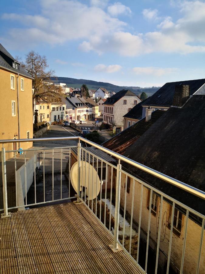 Mooi Ruim Appartement In Antieke Stadsboerderij Schönecken Exteriör bild