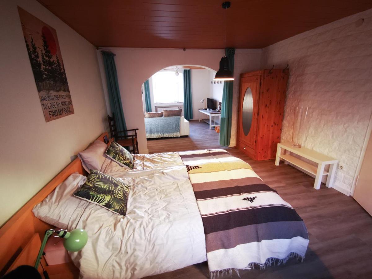 Mooi Ruim Appartement In Antieke Stadsboerderij Schönecken Exteriör bild