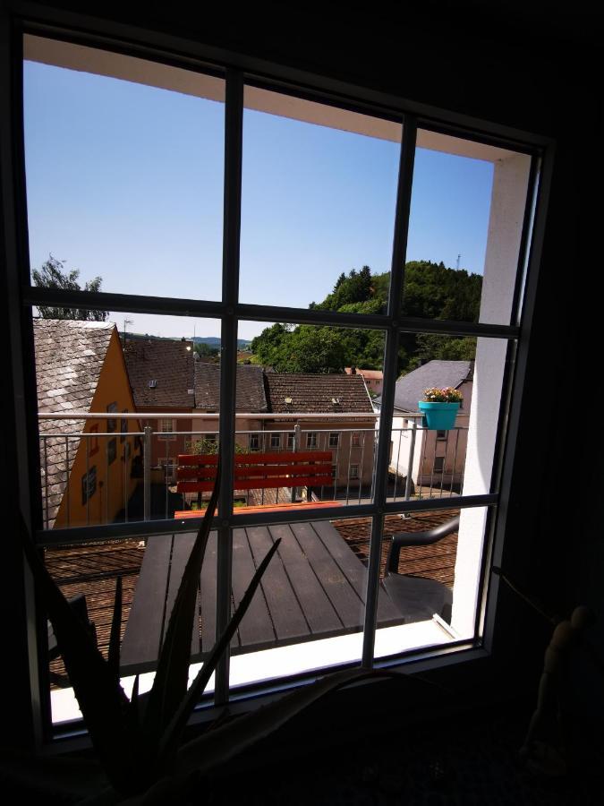 Mooi Ruim Appartement In Antieke Stadsboerderij Schönecken Exteriör bild
